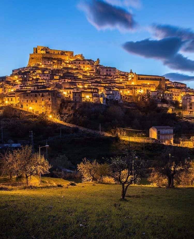 Rocca Imperiale di sera
