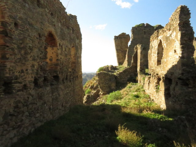 Grande sala finestrata e in fono la torre 